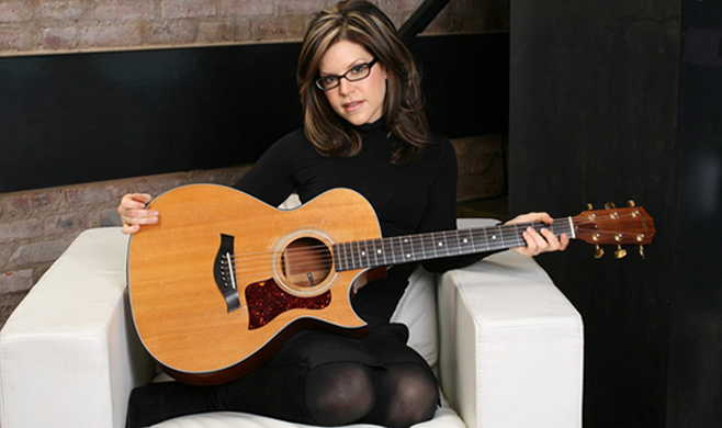 Feel What U Feel: Grammy Winner Lisa Loeb on Her Guitars and Writing