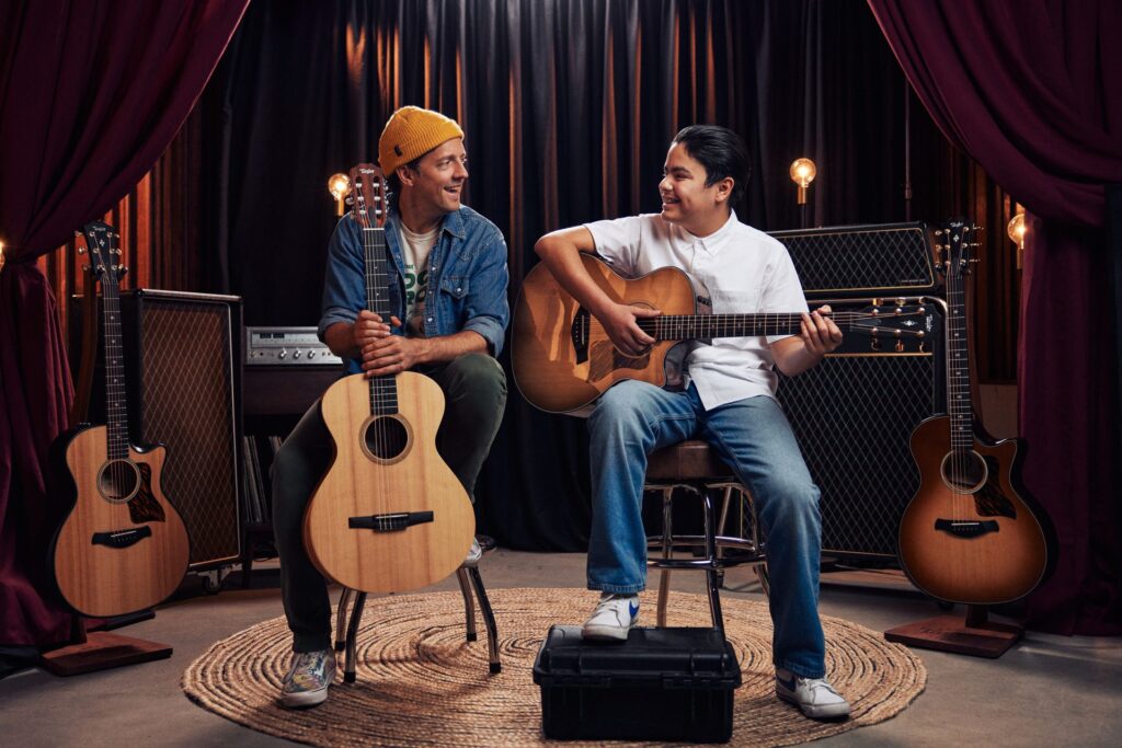 Video thumbnail image of musician Jason Mraz with Daniel Tovar, both holding Taylor acoustic guitars